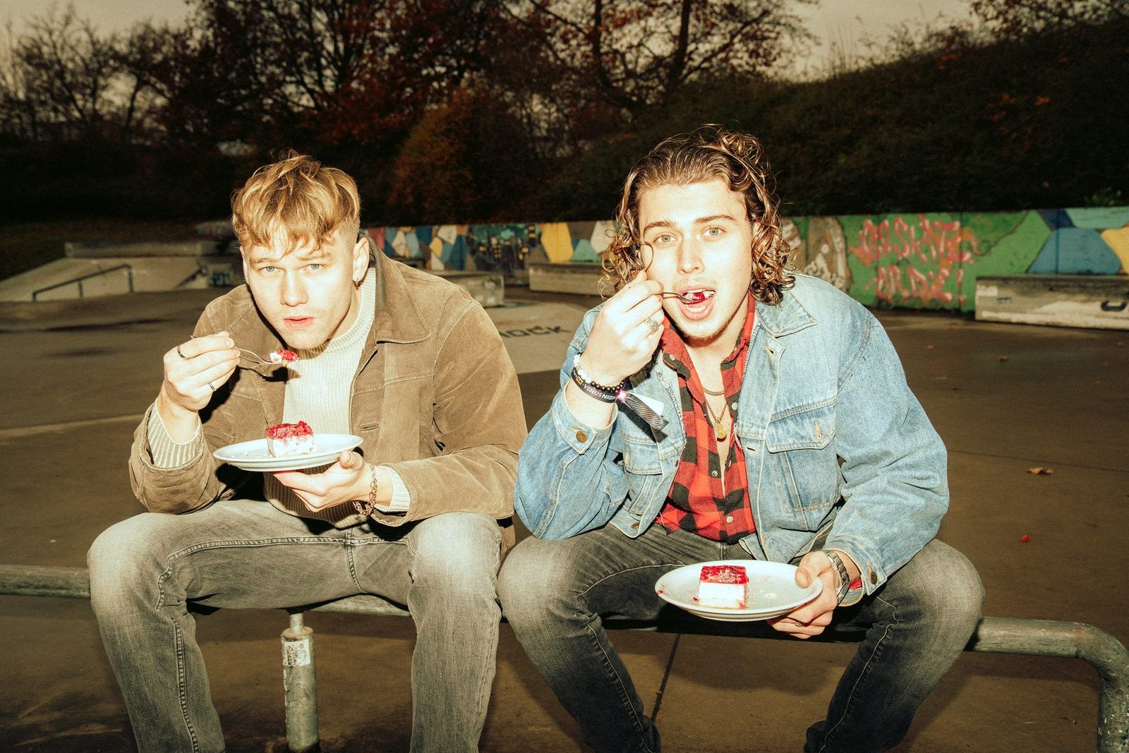 Castaways essen Kuchen im Skatepark