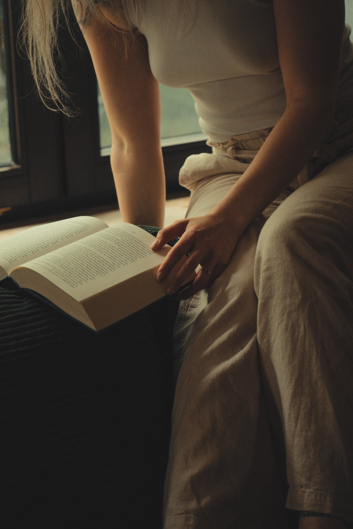 Detailaufnahme mit aufgeschlagenem Buch am Fenster