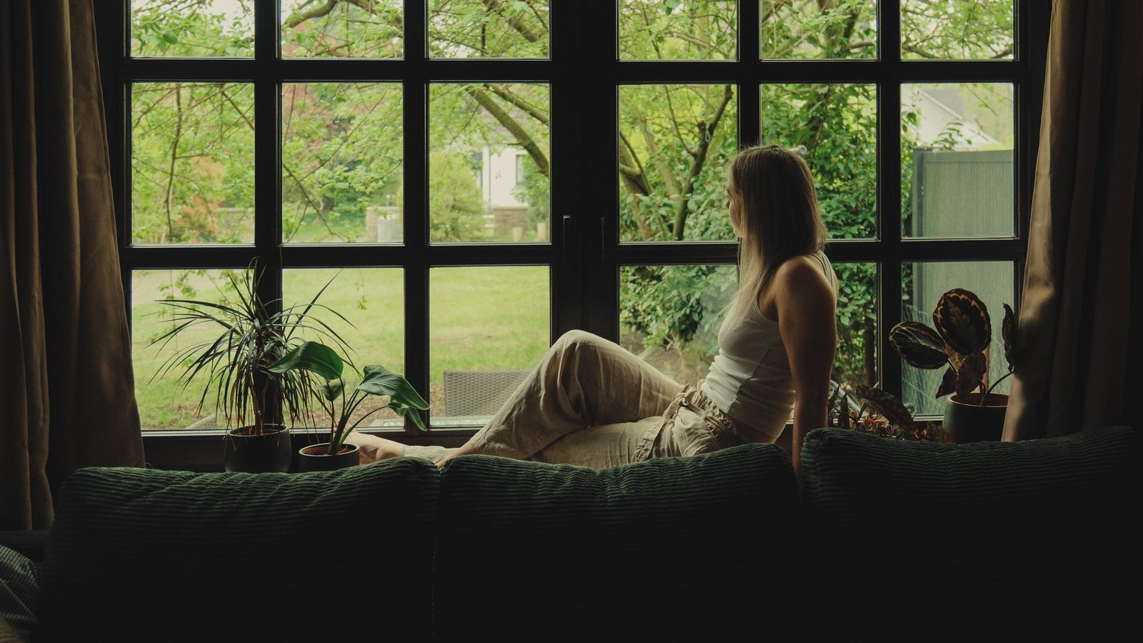 Jana am Fenster im Wohnzimmer, weite Aufnahme