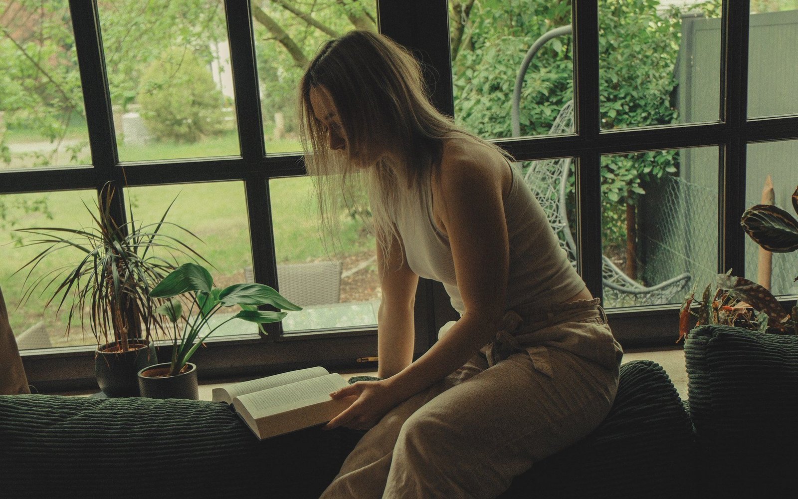 Cinematic Portrait mit Jana beim Lesen am Fenster