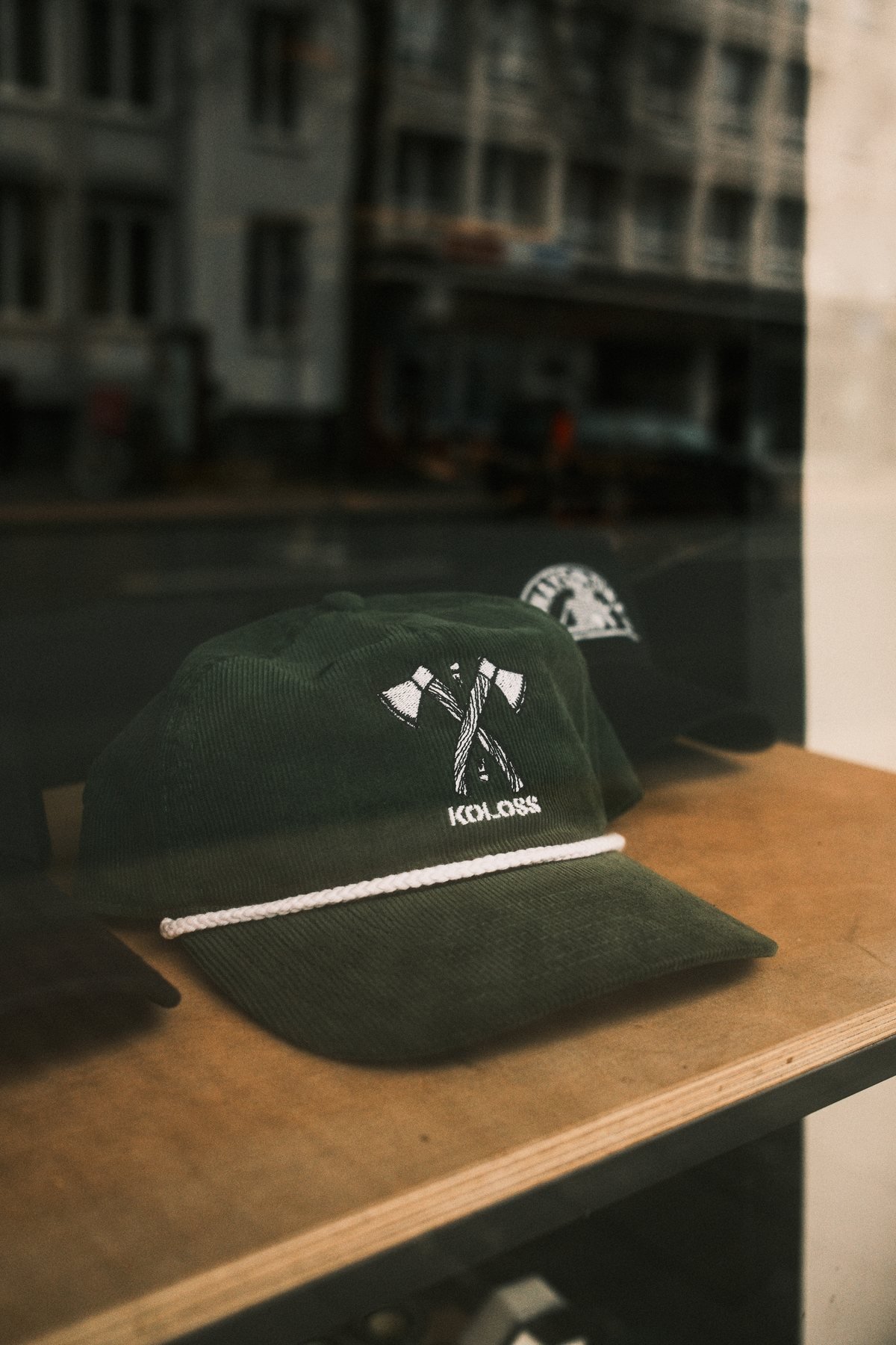 Koloss Cap im Schaufenster des Black Heaven Skateshops
