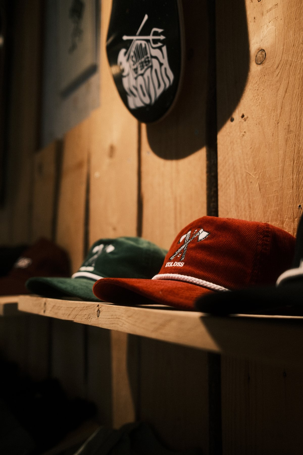 Koloss Caps im Regal des Black Heaven Skateshops