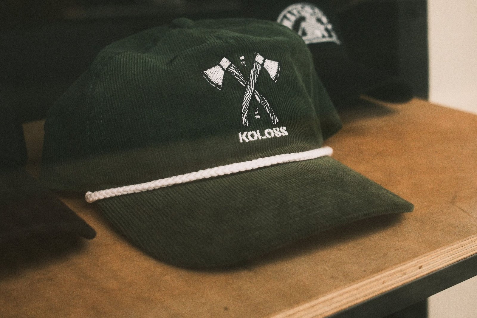Koloss Cap im Schaufenster des Black Heaven Skateshops