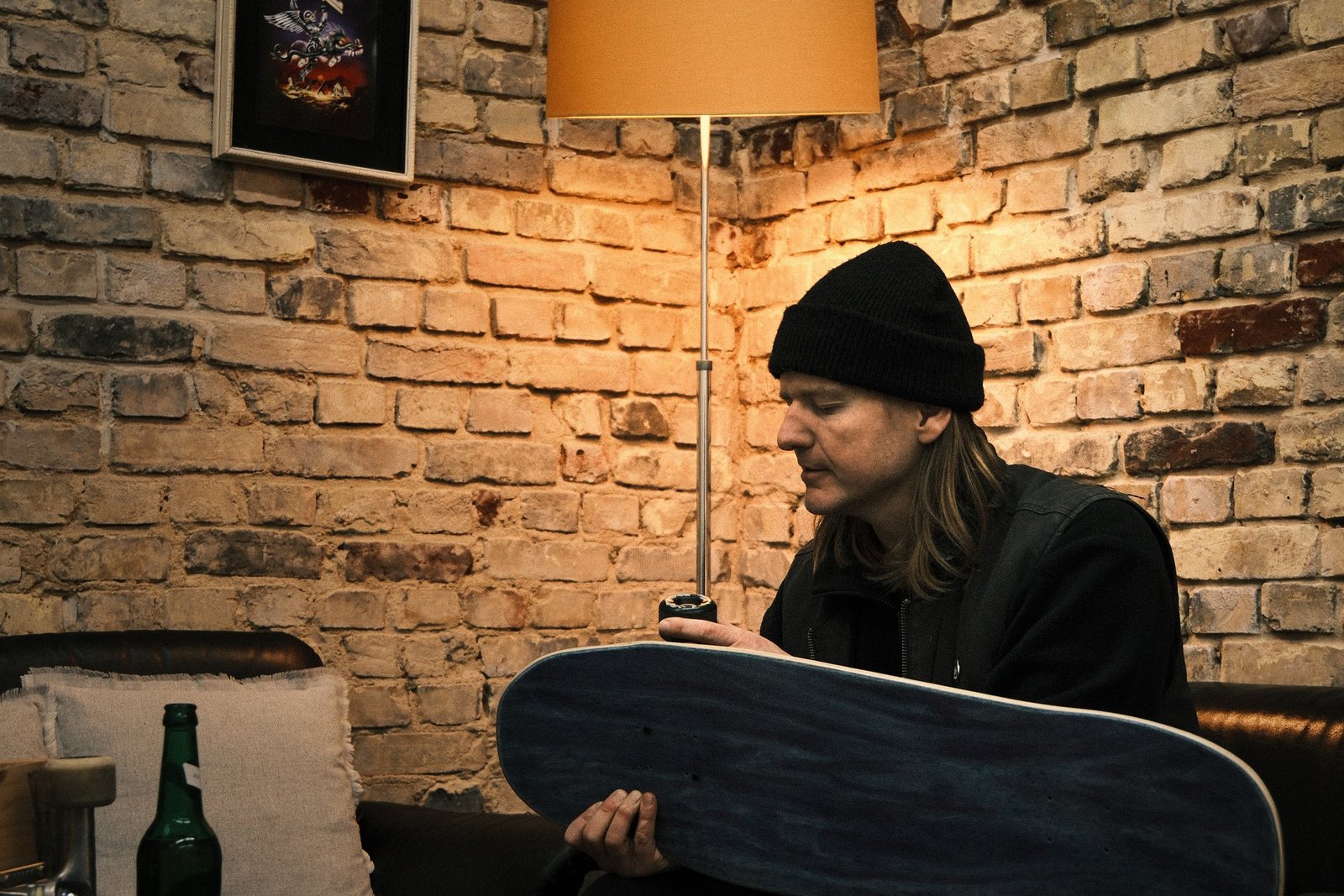 Markus mit einem Skateboard-Deck im Black Heaven Skateshop