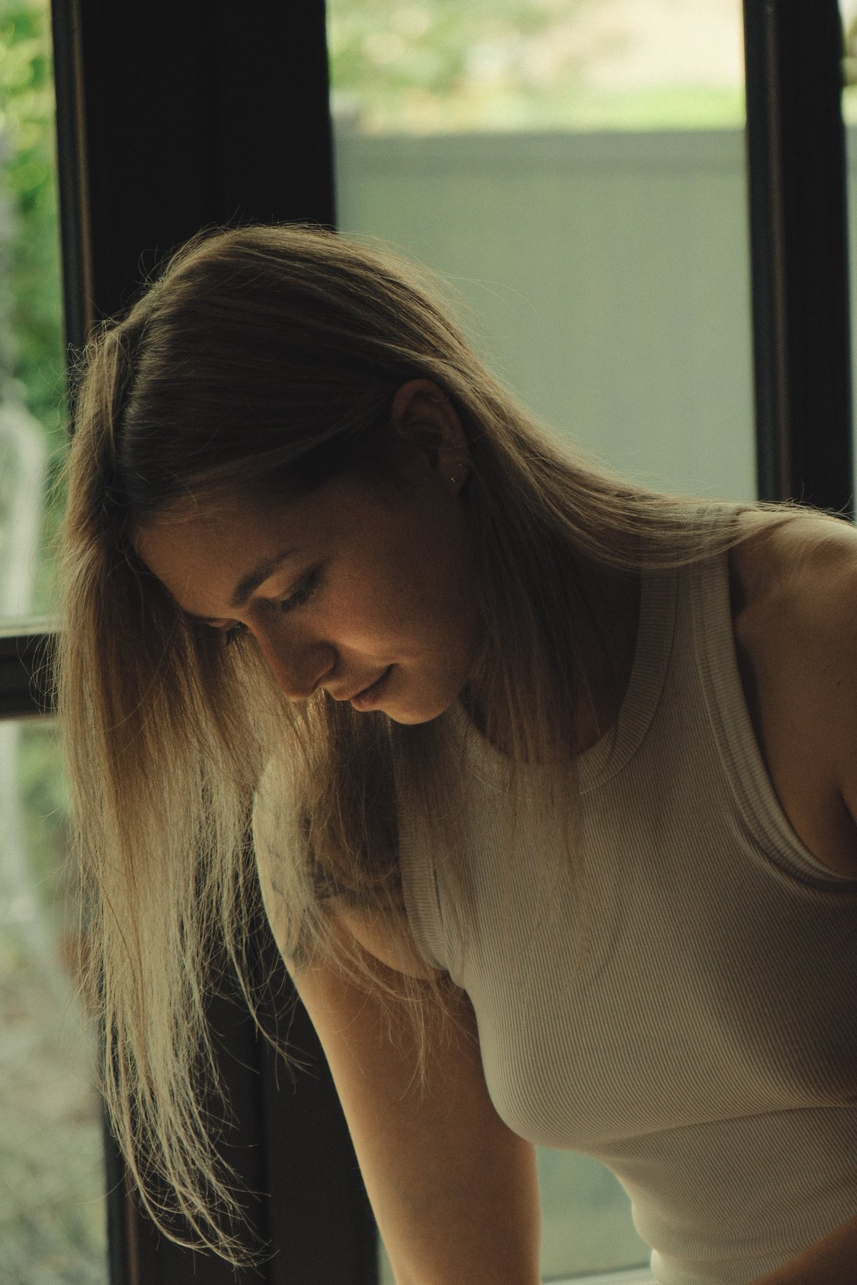 Cinematic Portrait am Fenster, weiches Nachmittagslicht