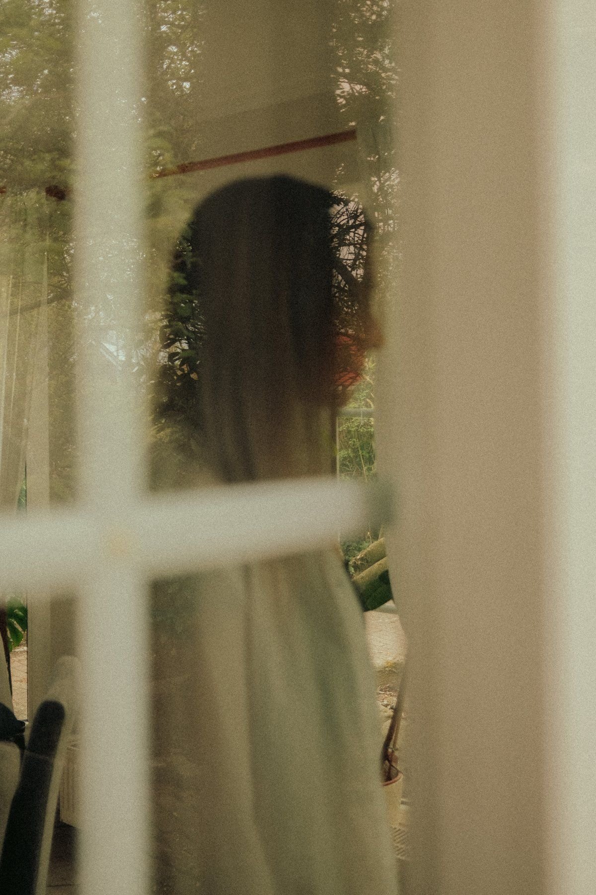 Cinematic Portrait mit Jana, Spiegelung im Fensterglas