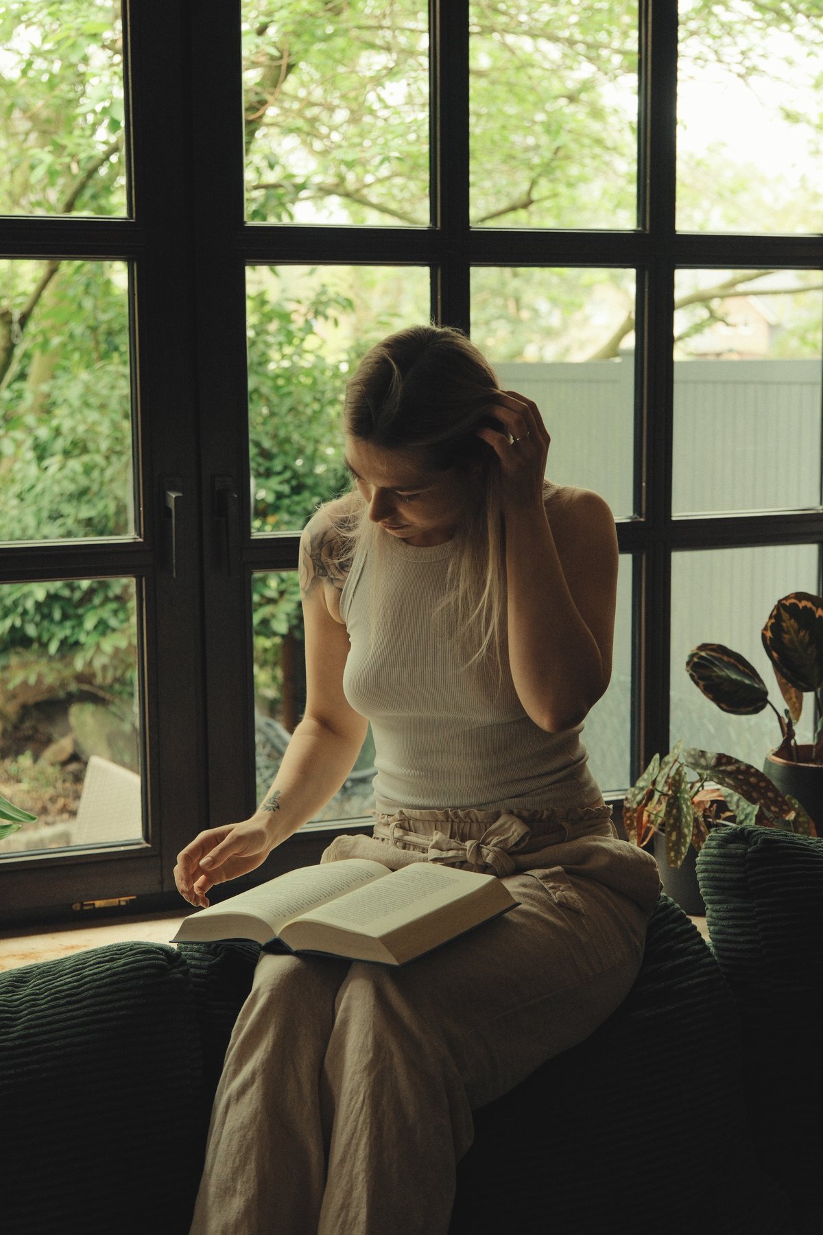 Cinematic Portrait beim Lesen am Fenster
