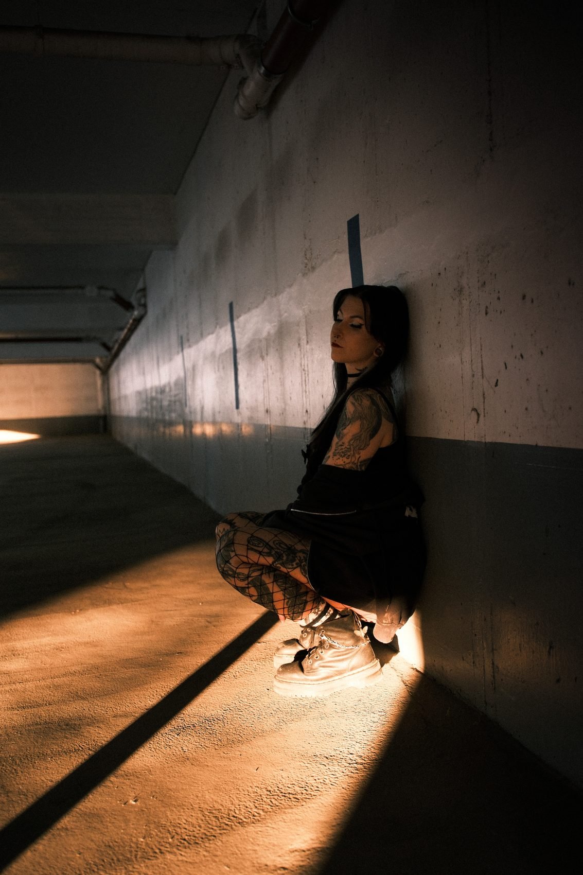 Cinematic Portrait mit Caro in einem Parkhaus im Abendlicht