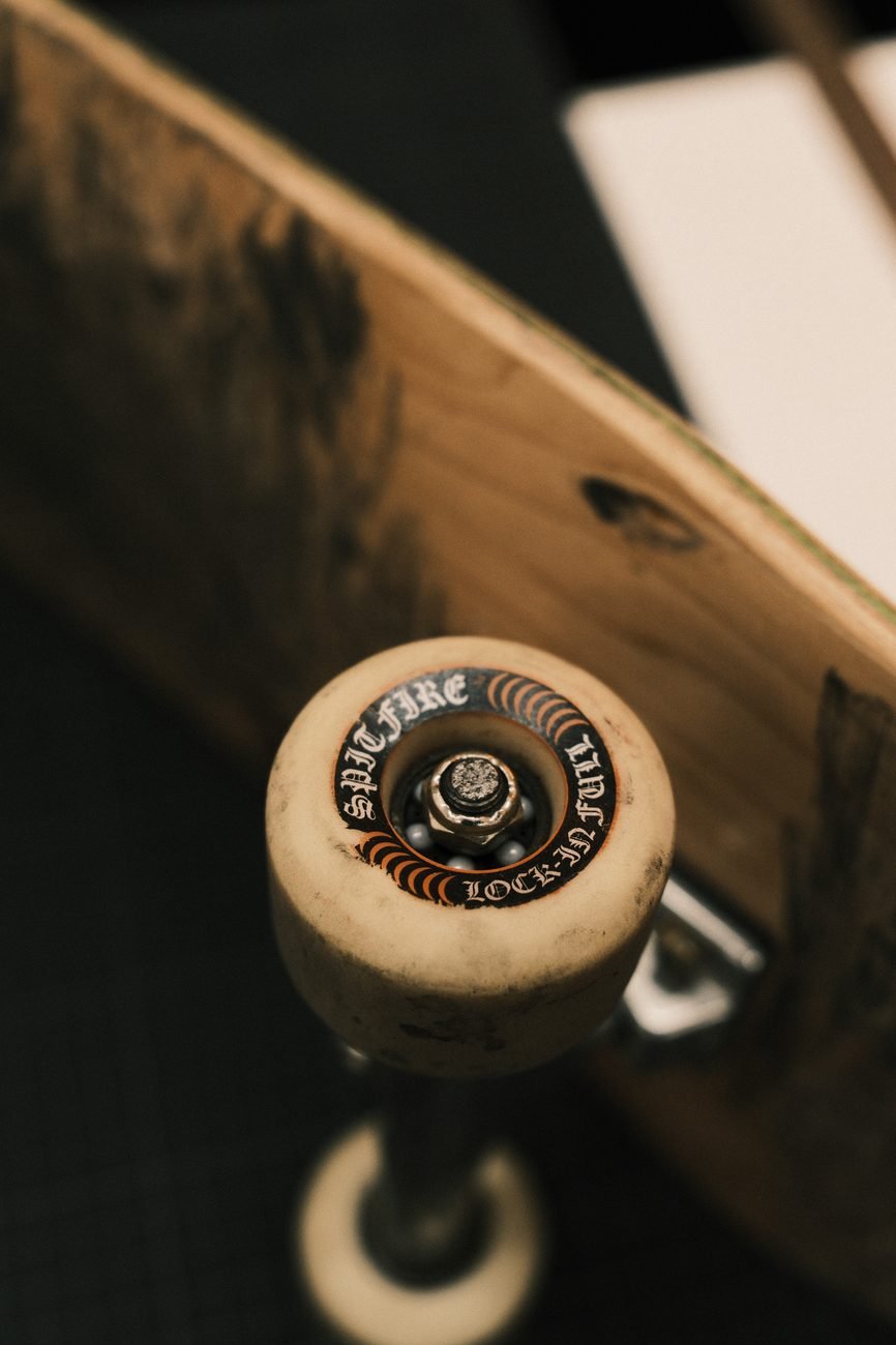 Detail an einem Skateboard im Black Heaven Skateshop