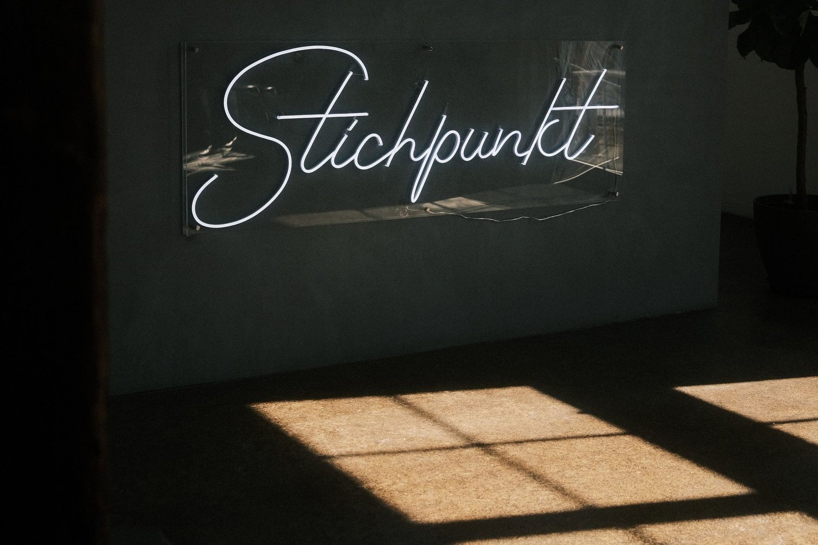 Neonschild im Stichpunkt Tätowierstudio im Münsterland