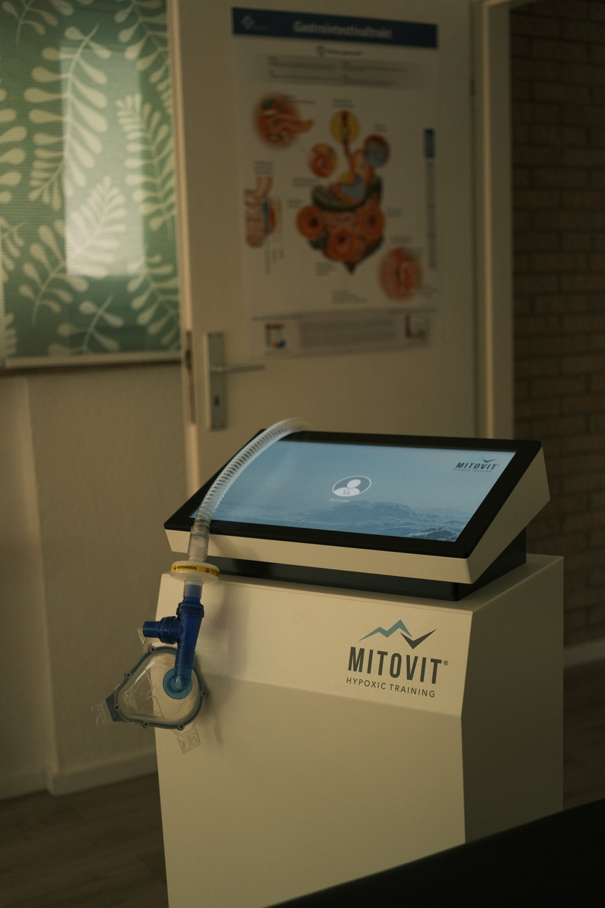 Behandlungsgerät im Flur der Heilpraxis Vitalsinn