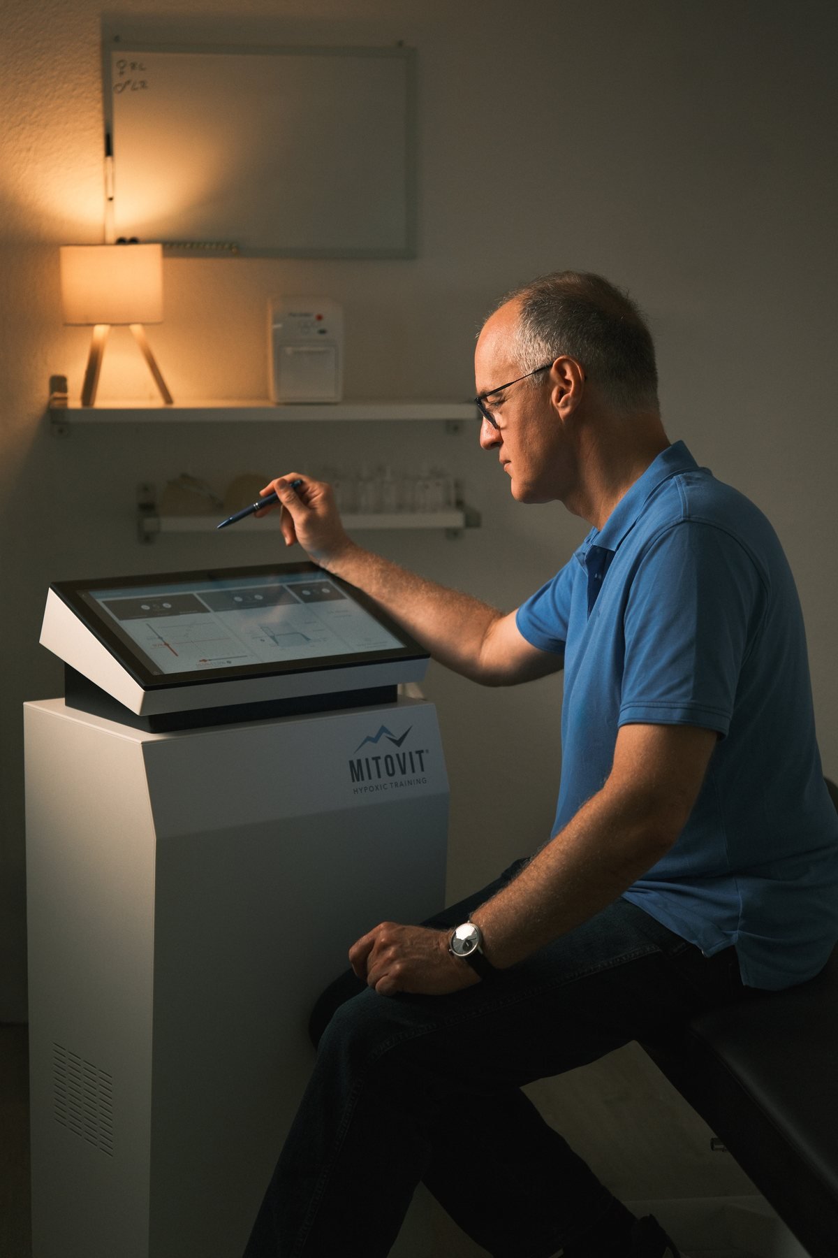 Frank an seinem Messgerät in der Heilpraxis Vitalsinn